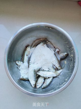 酥炸小河鱼的做法步骤：2