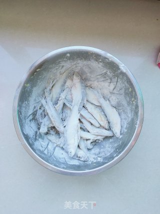 酥炸小河鱼的做法步骤：3