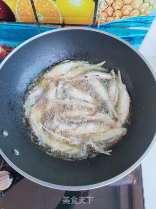 酥炸小河鱼的做法步骤：4
