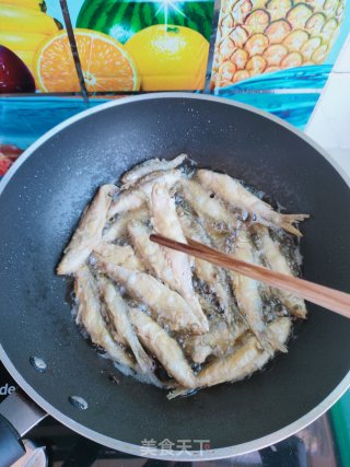 酥炸小河鱼的做法步骤：5