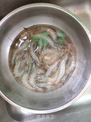 炸虾仁的做法步骤：1