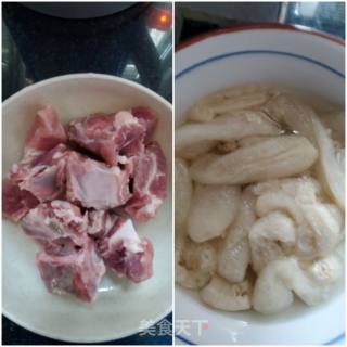 排骨竹荪汤的做法步骤：1