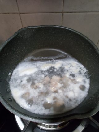 排骨竹荪汤的做法步骤：2