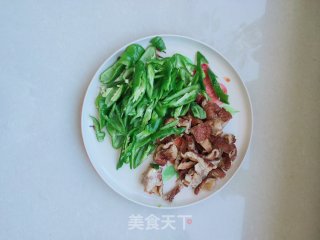 辣椒炒驴肠的做法步骤：1