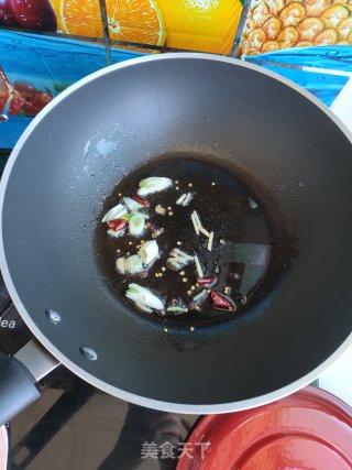 辣椒炒驴肠的做法步骤：3