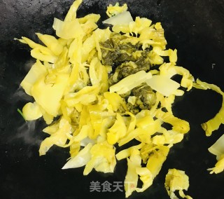 酸菜炒瘦肉的做法步骤：3