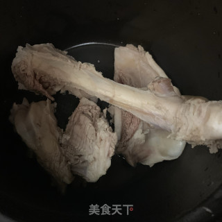 白萝卜玉米羊肉汤的做法步骤：2