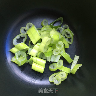 红油酸汤牛肉水饺的做法步骤：2