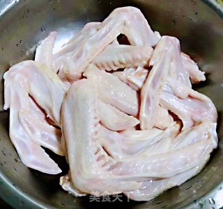红烧鸭翅的做法步骤：1