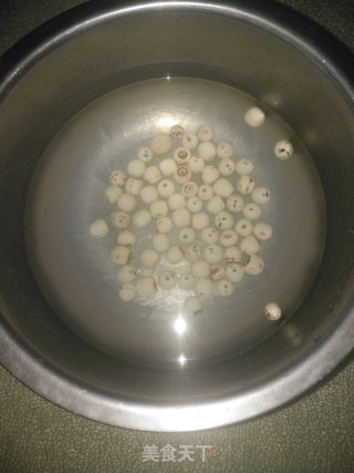莲子银耳红枣羹的做法步骤：1