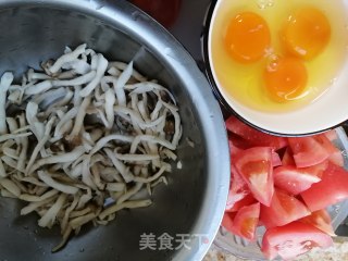 西红柿鸡蛋炒海鲜菇的做法步骤：3