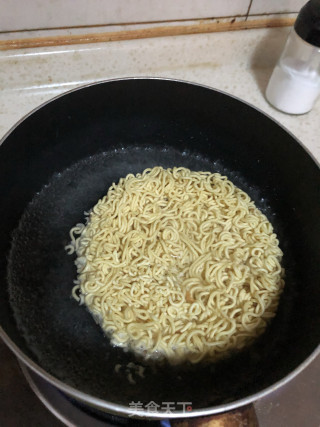 白菜火腿肠拉面的做法步骤：1