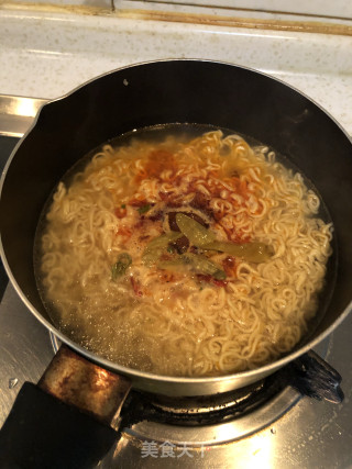 白菜火腿肠拉面的做法步骤：2
