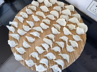 暖冬猪肉荠菜饺子的做法步骤：11
