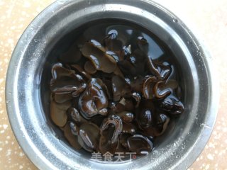 木耳白菜炒肉片的做法步骤：3