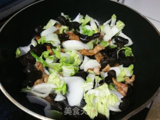 木耳白菜炒肉片的做法步骤：7