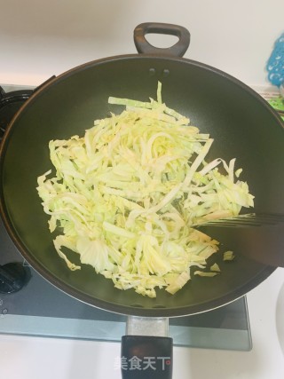 包菜炒米粉的做法步骤：2