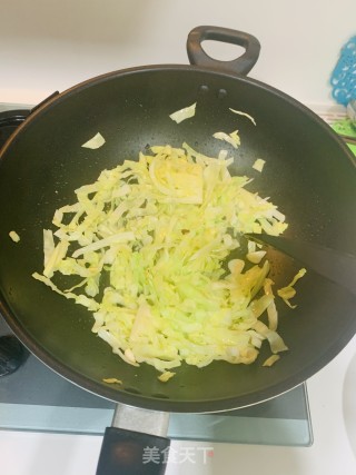 包菜炒米粉的做法步骤：3