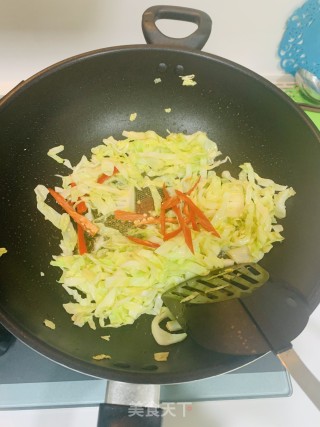 包菜炒米粉的做法步骤：4