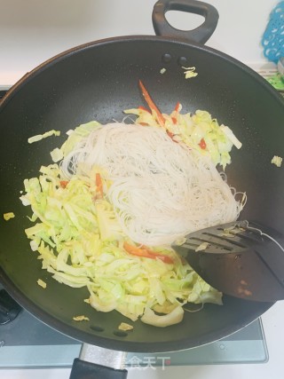 包菜炒米粉的做法步骤：5