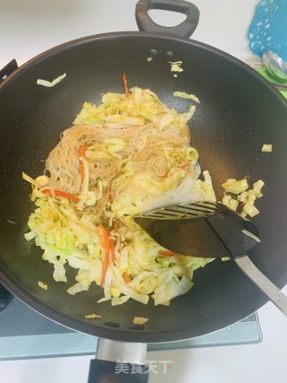 包菜炒米粉的做法步骤：6