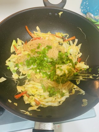 包菜炒米粉的做法步骤：7