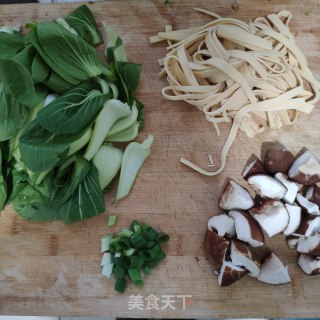 香菇油菜豆腐皮的做法步骤：1