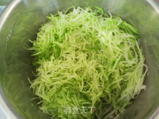 萝卜丝包子的做法步骤：1