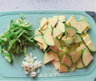 青椒炒嫩南瓜的做法步骤：1