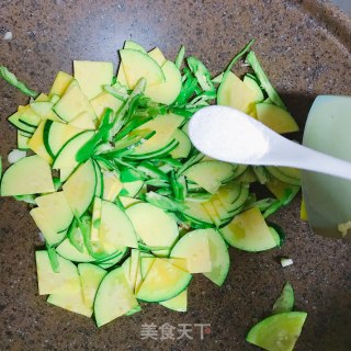 青椒炒嫩南瓜的做法步骤：3