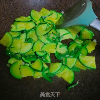 青椒炒嫩南瓜的做法步骤：5