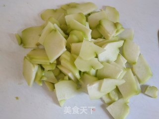 佛手瓜炒鸡蛋的做法步骤：1