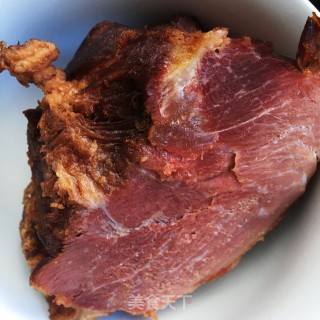 油酥饼夹驴肉的做法步骤：1