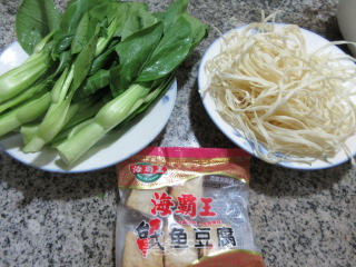 鱼豆腐菜芯汤面的做法步骤：1