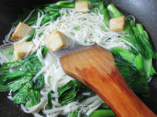 鱼豆腐菜芯汤面的做法步骤：4