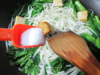 鱼豆腐菜芯汤面的做法步骤：6