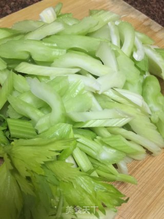 西芹炒虾仁的做法步骤：1