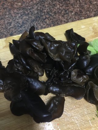 西芹炒虾仁的做法步骤：2