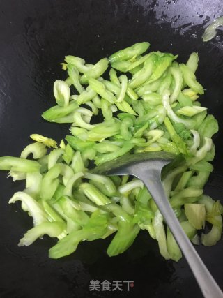西芹炒虾仁的做法步骤：4