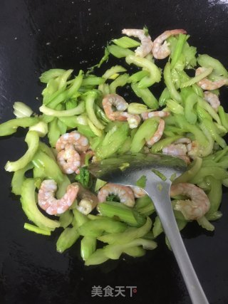 西芹炒虾仁的做法步骤：5