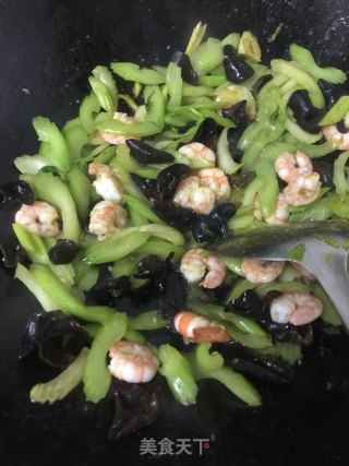 西芹炒虾仁的做法步骤：6