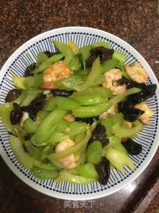 西芹炒虾仁的做法步骤：7