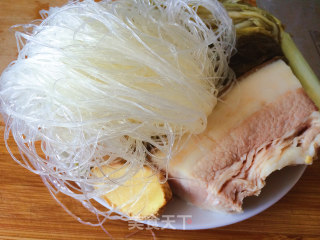 酸菜汆白肉的做法步骤：1