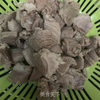 白萝卜焖羊肉的做法步骤：1