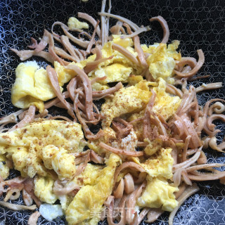 韭菜鱿鱼炒蛋的做法步骤：9