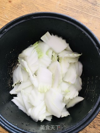 白菜炖宽粉的做法步骤：1