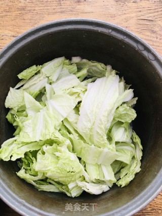 白菜炖宽粉的做法步骤：2
