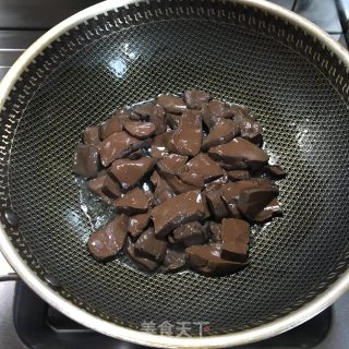 韭菜炒鸭血的做法步骤：1