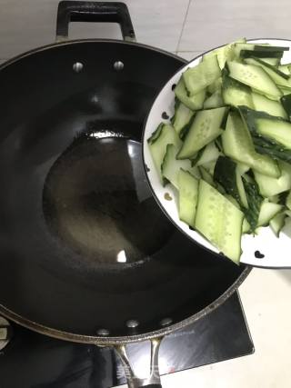 黄瓜炒火腿的做法步骤：3
