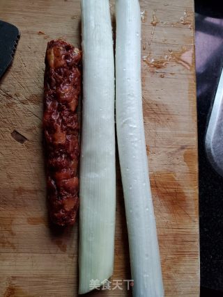大葱炒腊肠的做法步骤：1